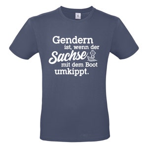 Gendern ist, wenn der Sachse mit dem Boot umkippt Schiff Meer Urlaub Sprüche Spruch Ostdeutschland Satire Gag Fun Spaß Lustig Comedy T-Shirt Denim (Blau)