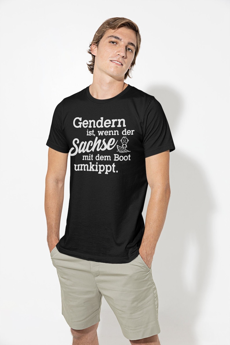 Gendern ist, wenn der Sachse mit dem Boot umkippt Schiff Meer Urlaub Sprüche Spruch Ostdeutschland Satire Gag Fun Spaß Lustig Comedy T-Shirt Bild 1