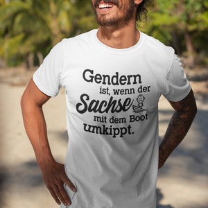 Gendern ist, wenn der Sachse mit dem Boot umkippt Schiff Meer Urlaub Sprüche Spruch Ostdeutschland Satire Gag Fun Spaß Lustig Comedy T-Shirt Bild 2