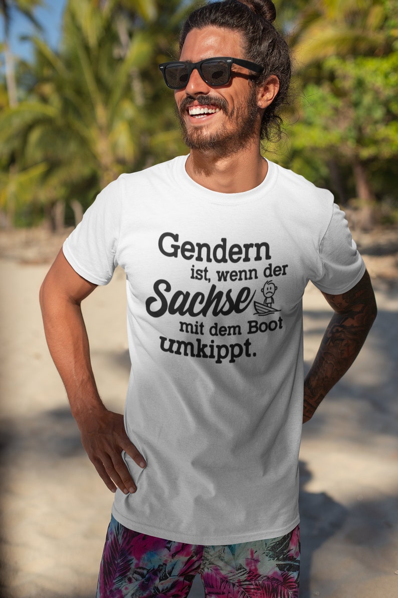 Gendern ist, wenn der Sachse mit dem Boot umkippt Schiff Meer Urlaub Sprüche Spruch Ostdeutschland Satire Gag Fun Spaß Lustig Comedy T-Shirt Weiß