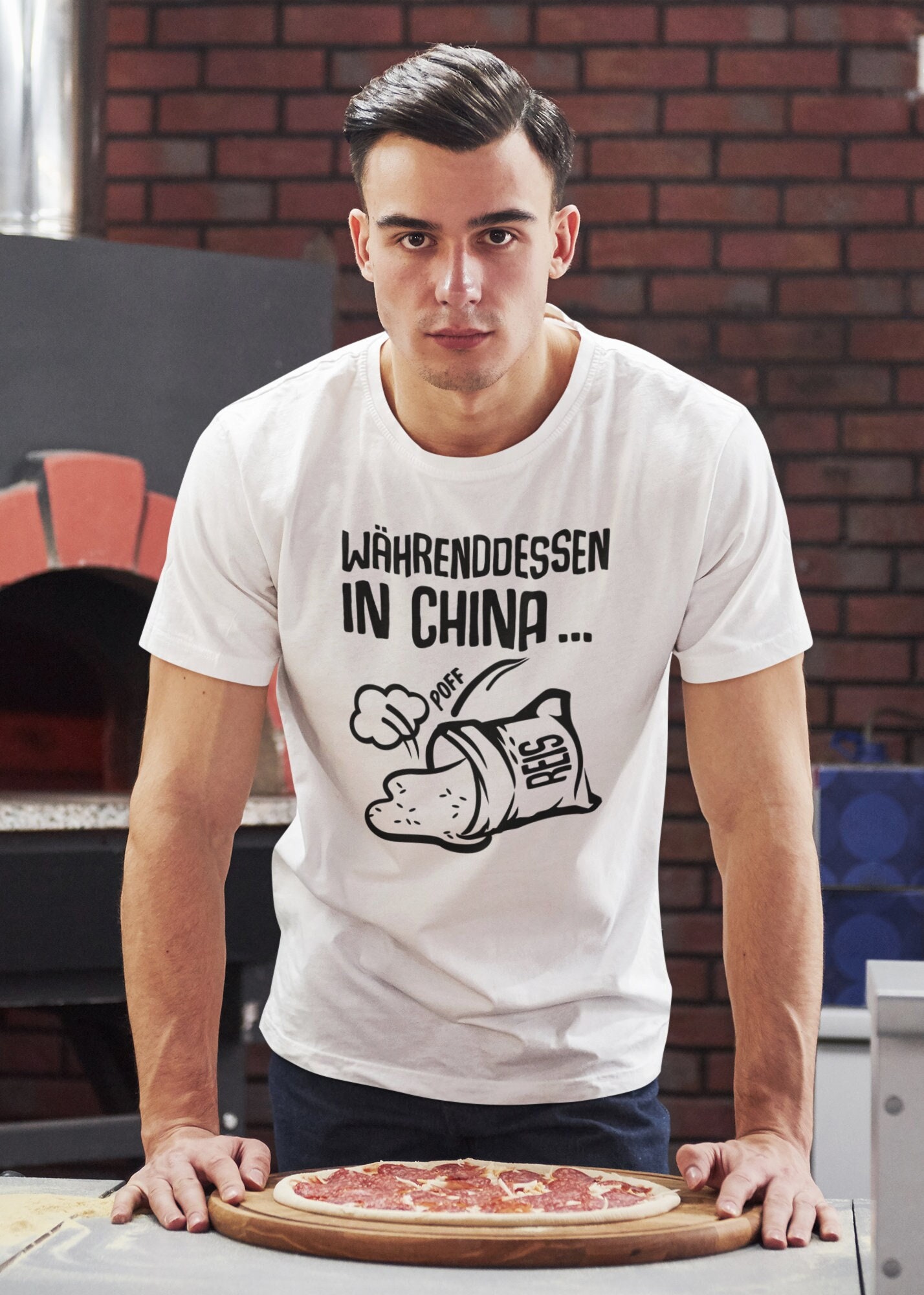 T-Shirt Währenddessen in China, In China ist ein Sack Reis umgefallen  Herren Unisex -  Österreich