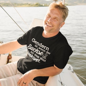 Gendern ist, wenn der Sachse mit dem Boot umkippt Schiff Meer Urlaub Sprüche Spruch Ostdeutschland Satire Gag Fun Spaß Lustig Comedy T-Shirt Bild 4