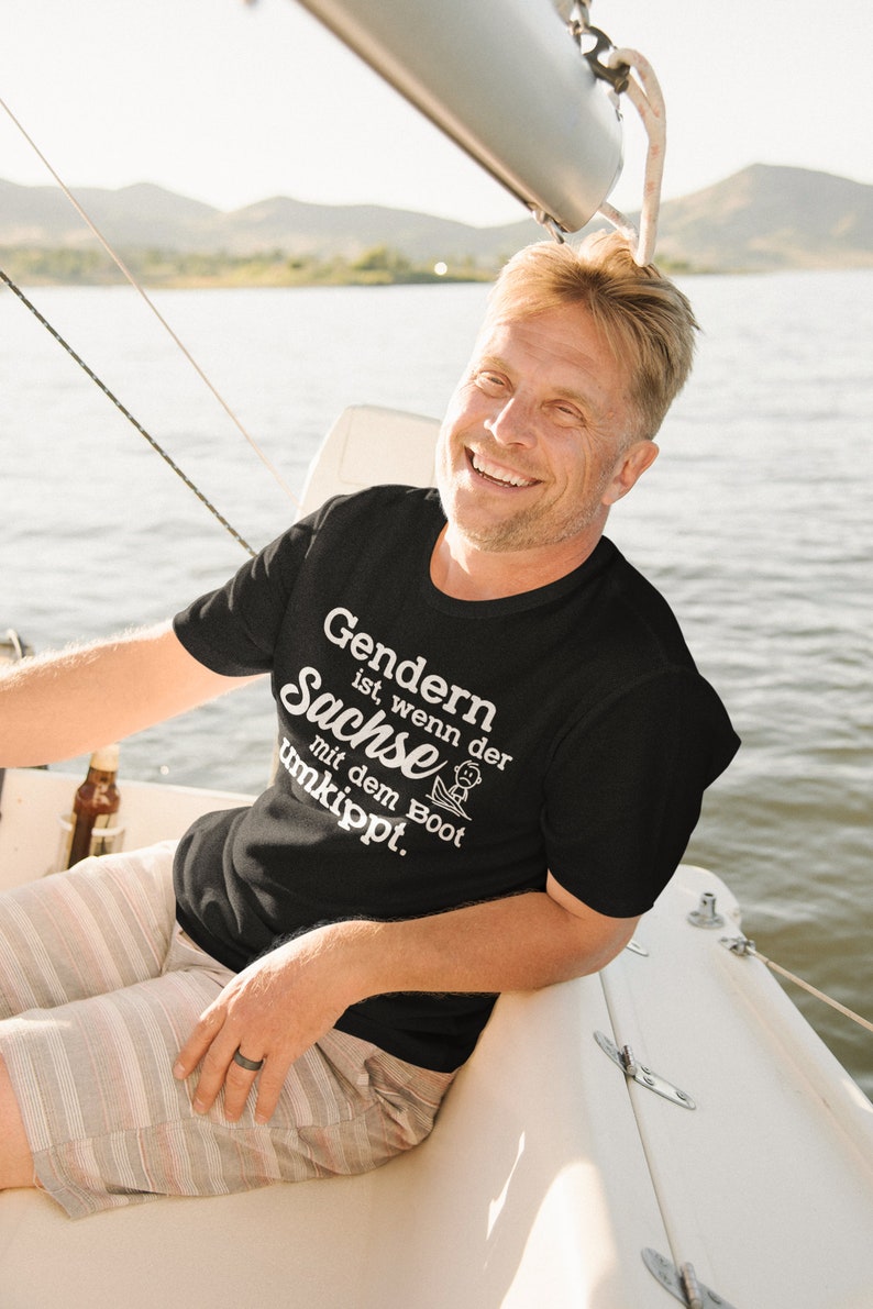 Gendern ist, wenn der Sachse mit dem Boot umkippt Schiff Meer Urlaub Sprüche Spruch Ostdeutschland Satire Gag Fun Spaß Lustig Comedy T-Shirt Bild 4