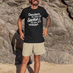 Gendern ist, wenn der Sachse mit dem Boot umkippt Schiff Meer Urlaub Sprüche Spruch Ostdeutschland Satire Gag Fun Spaß Lustig Comedy T-Shirt Bild 3