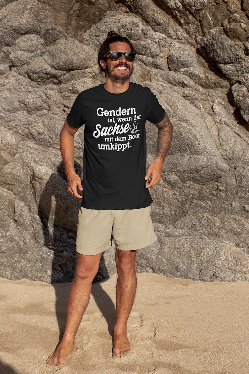 Gendern ist, wenn der Sachse mit dem Boot umkippt Schiff Meer Urlaub Sprüche Spruch Ostdeutschland Satire Gag Fun Spaß Lustig Comedy T-Shirt Bild 3