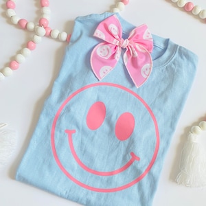 Pink Smiley Face T-shirt: Retro Graphic Tee for Girls