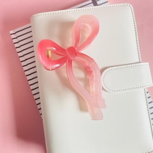 Pinza grande con lazo rosa: accesorio brillante para el cabello