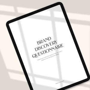 Può includere: Un tablet digitale che mostra un questionario di scoperta del marchio in bianco e nero. Il testo recita "BRAND DISCOVERY QUESTIONNAIRE Capture your vision and values to help you build a beautiful and lasting brand identity RADIANT RITUAL STUDIO".