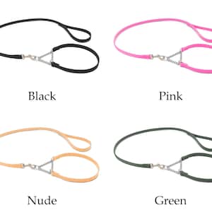 Op de afbeelding: Vier hondenriemen in zwart, roze, nude en groen. Elke riem heeft een lus handvat en een kleinere lus met een metalen ketting en sluiting. De kleuren staan onder elke riem.