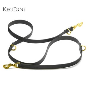Può includere: Guinzaglio per cani in pelle nera con accessori dorati e due anelli a D. KEGDOG è stampato sul guinzaglio.