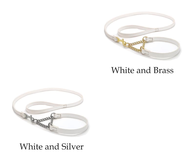 Op de afbeelding: Witte hondenriemen met bijpassende halsbanden. E&eacute;n set heeft een goudkleurige ketting en sluiting, met de tekst "White and Brass" eronder. De andere set heeft een zilverkleurige ketting en sluiting, met de tekst "White and Silver" eronder.