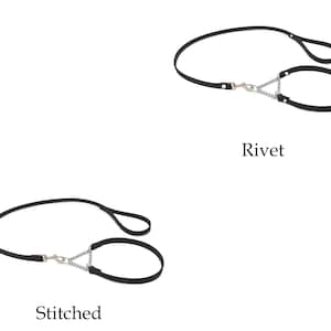 Op de afbeelding: Zwarte hondenriem met een lusvormige handgreep en een halsbandachtig gedeelte. De riem wordt met een metalen sluiting en een ketting aan de halsband bevestigd. Het woord "Rivet" staat eronder, en "Stitched" onder een andere.