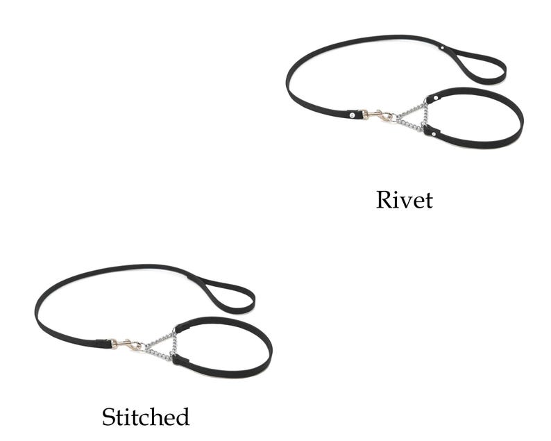Op de afbeelding: Zwarte hondenriem met een lusvormige handgreep en een halsbandachtig gedeelte. De riem wordt met een metalen sluiting en een ketting aan de halsband bevestigd. Het woord "Rivet" staat eronder, en "Stitched" onder een andere.