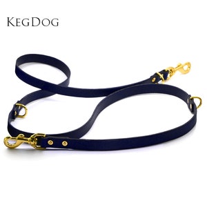Può includere: Un guinzaglio per cani in pelle blu navy con accessori dorati e due clip. KEGDOG è stampato sul guinzaglio.