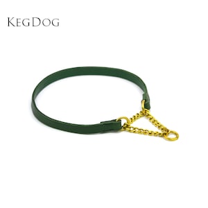 Op de afbeelding: Een donkergroene leren hondenhalsband met een goudkleurige ketting en ring. De halsband heeft een eenvoudig lusontwerp met een metalen ketting voor het bevestigen van de lijn. De merknaam "KEGDOG" staat linksboven gedrukt.