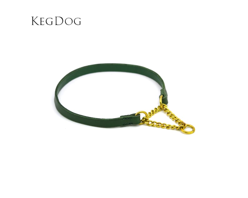 Op de afbeelding: Een donkergroene leren hondenhalsband met een goudkleurige ketting en ring. De halsband heeft een eenvoudig lusontwerp met een metalen ketting voor het bevestigen van de lijn. De merknaam "KEGDOG" staat linksboven gedrukt.