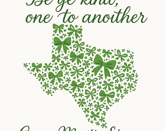 Puede incluir: Un fondo blanco con texto verde y un gráfico verde en forma de Texas. El texto dice "Be ye kind, one to another" y "Camp Mystic Strong". El gráfico de Texas está lleno de lazos verdes y formas florales.