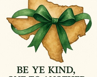 Puede incluir: Ilustración en acuarela del estado de Texas envuelta con un lazo verde. El texto dice "BE YE KIND, ONE TO ANOTHER Camp Mystic Strong" en verde oscuro. El fondo es de color crema.