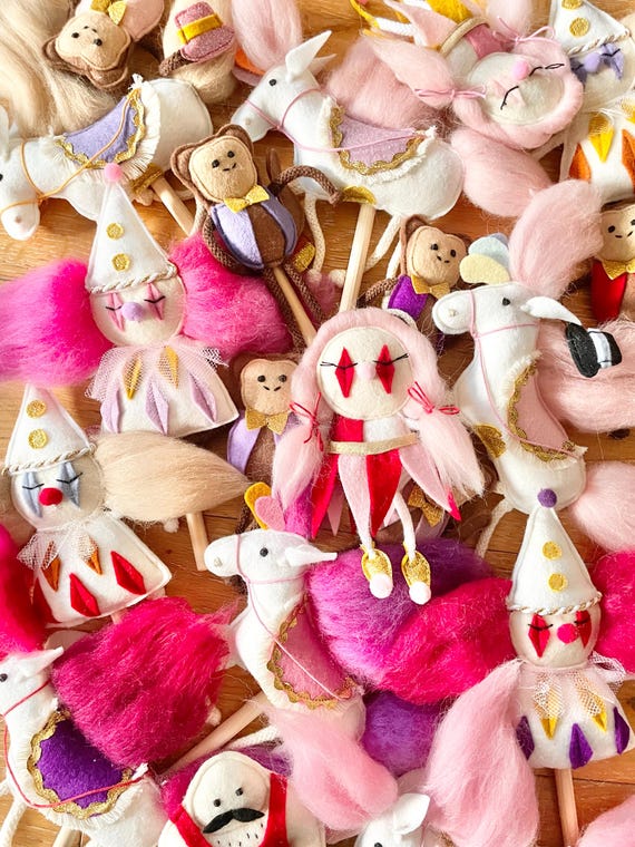 Set de figuras decorativas de circo niña arlequín, mono y poni - Main Image