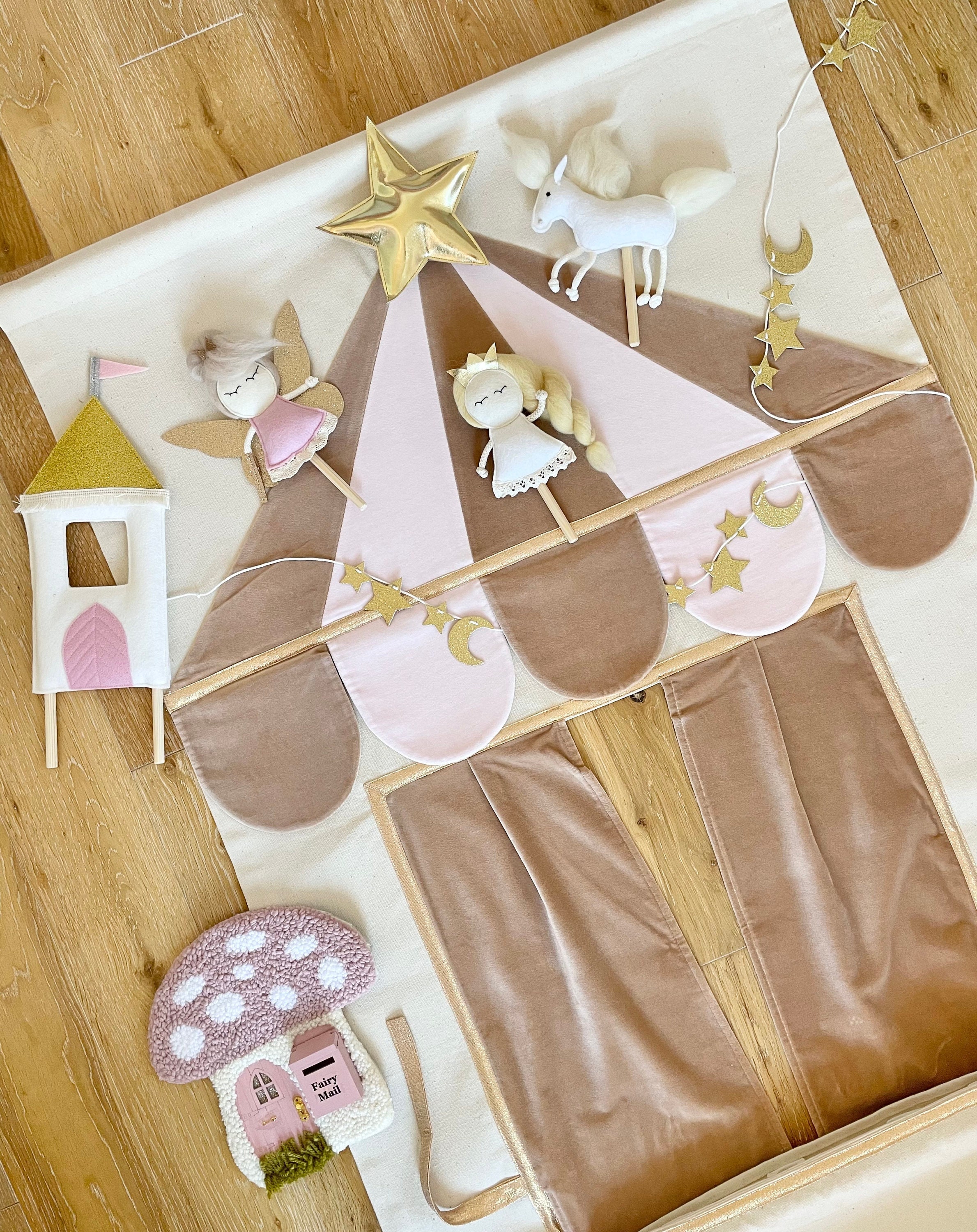 Poppenkast poppentheater in circusstijl in taupe en roze van MIMIKI