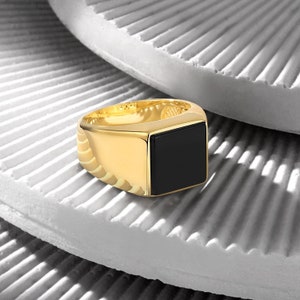 Aangepaste gouden onyx zegelring | 18K gouden gebonden zwarte onyx ring | Minimalistische uniseks sieraden | Gegraveerd herencadeau | Statementring