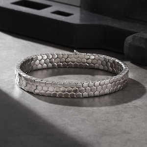 Sterlingzilveren slangenarmband | Luxe pythonmanchet voor heren | Statementstuk met textuur | Jubileumcadeau | Handgemaakte sieraden | PYTHON