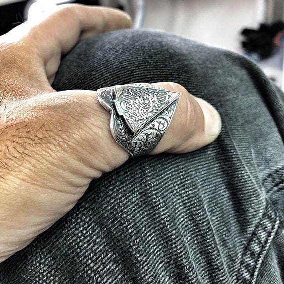 Anillo de plata hombre grabado mano con caligrafía -