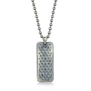 Puede incluir: Un collar de cadena de plata con un colgante rectangular con un patr&oacute;n geom&eacute;trico. El colgante tiene un acabado desgastado.