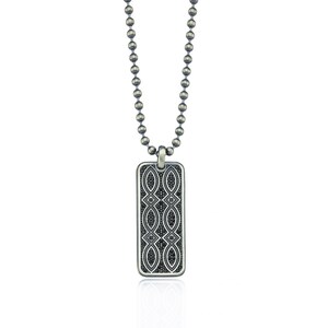 Puede incluir: Un collar de cadena de plata con un colgante rectangular de plata. El colgante est&aacute; decorado con un patr&oacute;n geom&eacute;trico negro.