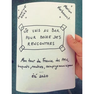 Peut inclure: Une note manuscrite avec le texte "JE VAIS AU BAR POUR BOIRE DES RENCONTRES" dans un cadre aux coins arrondis. La note comprend également le texte "Mon tour de France des PMY, tropuets, routiers, campings municipaux ... Ere 2020" et les noms "Marion Narbonnet" et "FANZINE 2023" en haut.