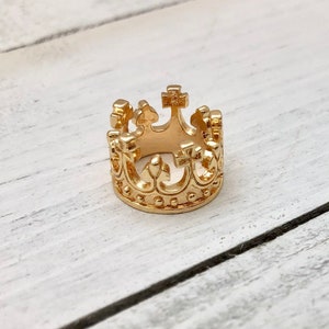 Gold Crown Pendant in gold-plated brass, 12mm