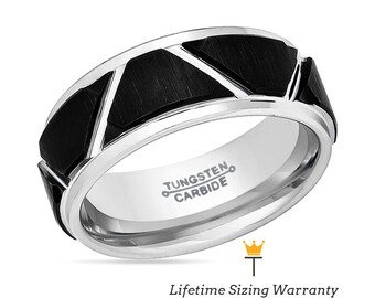 Op de afbeelding: Een zwarte en zilveren ring van wolfraamcarbide met een geometrisch ontwerp. De ring heeft een geborstelde afwerking en de woorden "Tungsten Carbide" zijn gegraveerd aan de binnenkant van de band.
