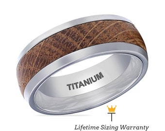 Puede incluir: Un anillo de titanio con una incrustación de madera marrón. El anillo está grabado con la palabra "TITANIUM".