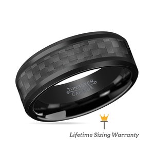 以下が含まれることがあります： カーボンファイバーインレイを施したブラックタングステンカーバイドリング。リングは斜めエッジになっており、「タングステンカーバイド」と刻印されています。