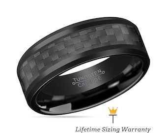 Op de afbeelding: Zwarte ring van wolframcarbide met een carbonfiber inlay. De ring heeft een afgeschuinde rand en is gegraveerd met "Tungsten Carbide".
