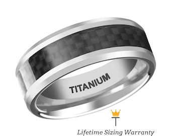 Op de afbeelding: Een zilveren titanium ring met een zwarte carbon fiber inlay. De ring is gegraveerd met het woord "TITANIUM".