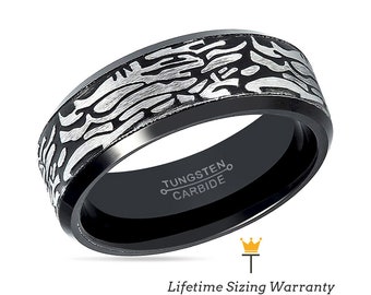 Op de afbeelding: Zwarte ring van wolfraamcarbide met een zilveren patroon. De ring is gegraveerd met "Tungsten Carbide".