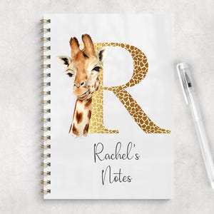 Cuaderno A5 personalizado con inicial de jirafa • Diario con nombre personalizado • Tapa brillante • Lomo de color • Bonito cuaderno con inicial