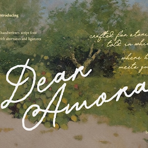 Peut inclure: Image d'une police d'écriture manuscrite "Dear Amora" en blanc sur un fond texturé de peinture de paysage aux tons verts et bruns. Le texte comprend "introducing" et "crafted for stories".