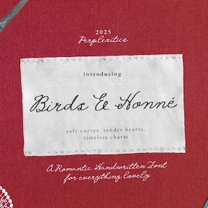 Puede incluir: Un fondo rojo con el texto "Birds & Honné" en cursiva. El texto está en una etiqueta blanca. La imagen también incluye cubiertos, un plato decorativo y el texto "A Romantic Handwritten Font for everything lovely."