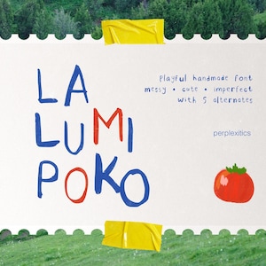 Puede incluir: Un papel blanco con las palabras "LA LUMI POKO" en azul y rojo, con una ilustración de tomate. También está presente el texto "Playful handmade font" y otros descriptores. El papel está pegado a una colina verde y cubierta de hierba.