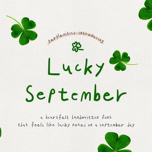 以下が含まれることがあります： 白い背景に、緑のクローバーが縁に散りばめられています。「Lucky September」の文字は手書きの緑色のフォントで書かれています。「perplexities introducing」の文字が「Lucky September」の上にあります。その下には「a heartfelt handwritten font that feels like lucky notes on a september day.」の文字があります。