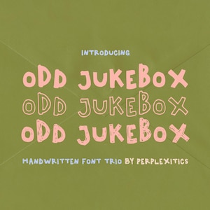 Puede incluir: Un fondo verde oliva con las palabras "INTRODUCING" en azul claro. Debajo, las palabras "oDD JUKEBOX" se repiten tres veces en rosa, cada una con un estilo de fuente diferente. El texto "HANDWRITTEN FONT TRIO BY PERPLEXITICS" aparece en la parte inferior.