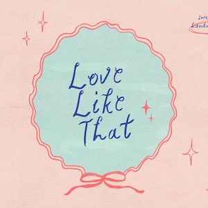 以下が含まれることがあります： 薄いピンクの背景に、青と白の円があり、円の中に「Love Like That」という文字が青い手書きのフォントで書かれています。円は赤い波状の縁取りと赤いリボンで結ばれた弓で囲まれています。円周には小さな白い星が散らばっています。