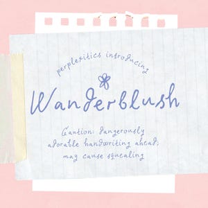 Könnte beinhalten: Hellblauer handgeschriebener Text auf liniertes Papier, der "Wanderblush" mit floralem Akzent liest. Der Text ist auf einem rosa Hintergrund mit zerrissenem Papierrand und den Worten "perplexities introducing" über dem Haupttext befestigt.