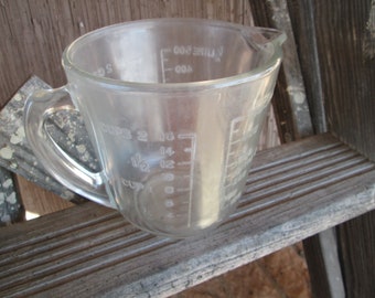 Vintage Made in Mexico # 17; 2-Cup Glass Measuring Cup With Raised Readings on Each Side; Liters on One Side, Ounces on The Other, No Brand