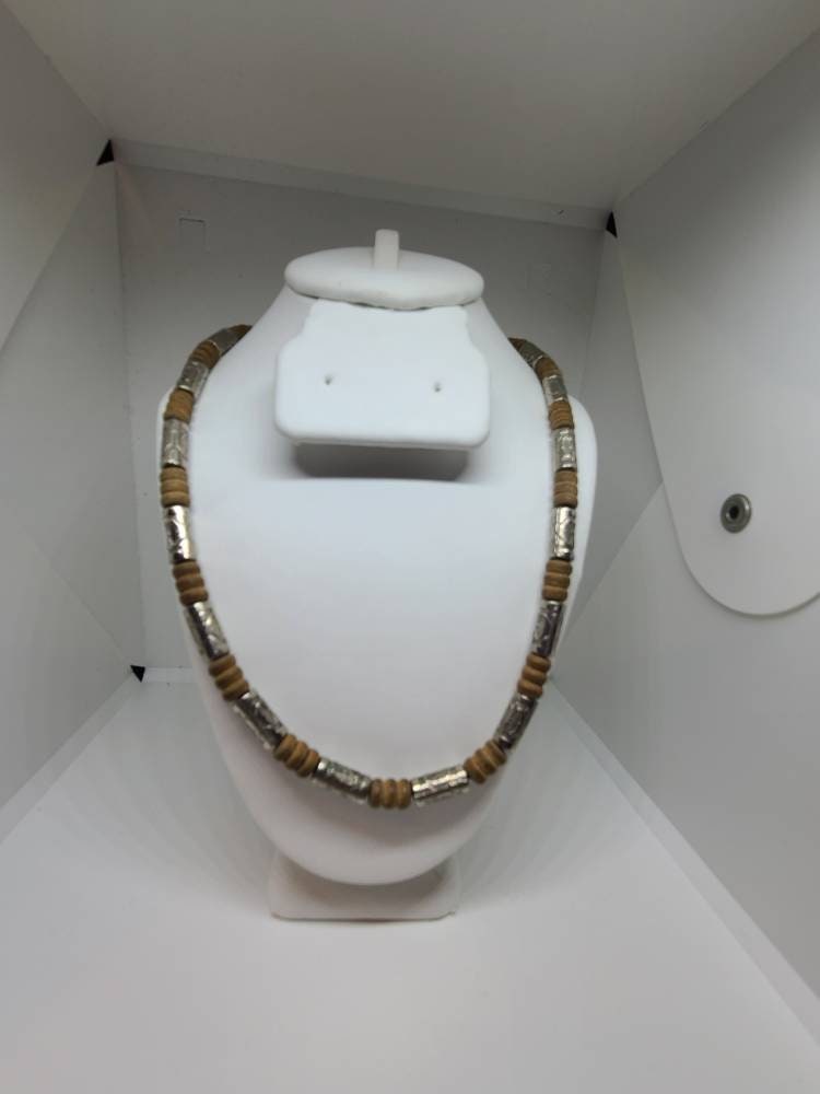 Collar de metal plateado y con cuentas de madera marrón | Etsy