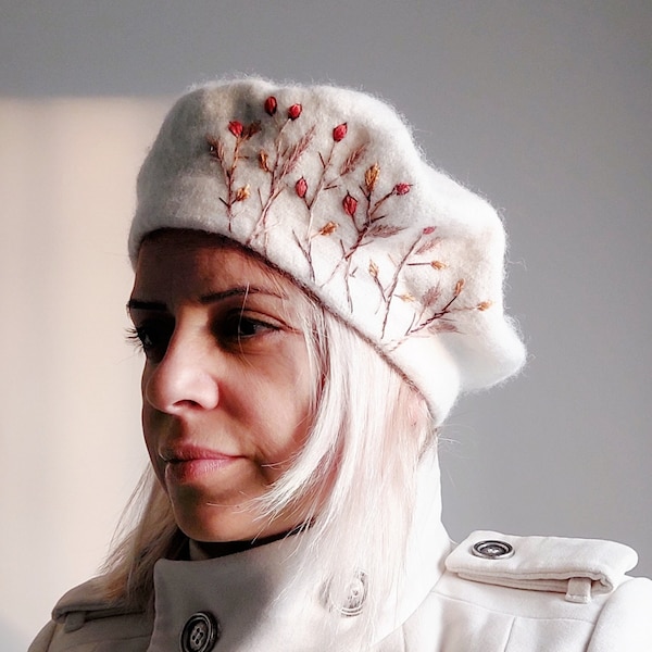 Béret en laine brodé à la main, béret français avec fleurs, chapeau vintage écru, chapeau d'hiver chaud, chapeau de peintre fait main, accessoire de cheveux bohème