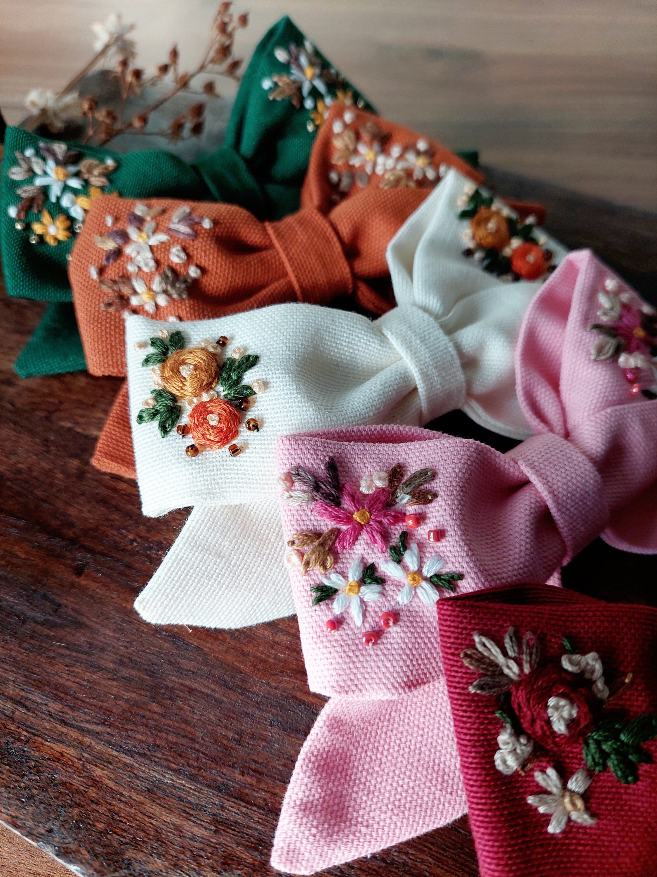 Handmade Embroidered Floral Linen Hair Bow: Personalized  display picture 2