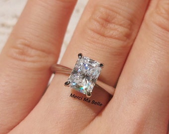 2カラット モアッサナイト　リング 2 カラットのモアッサナイトの輝く長方形の婚約指輪、サイド